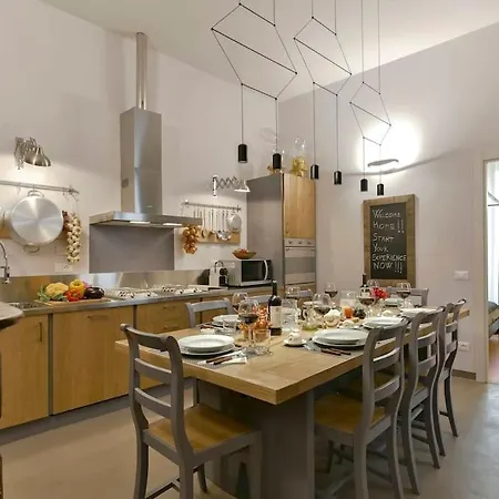 Luxurious Renaissance Flat In 아파트 *
