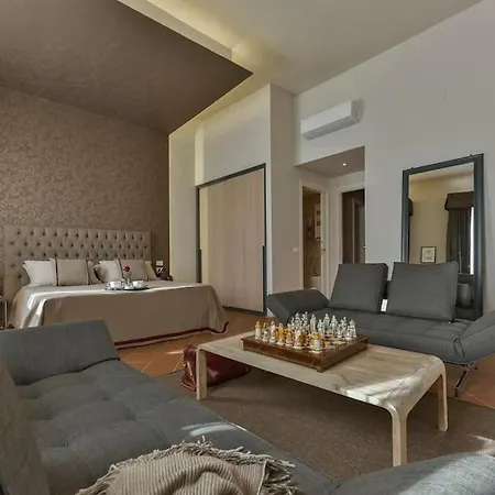 Luxurious Renaissance Flat In *