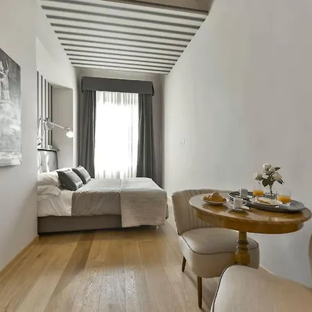 Luxurious Renaissance Flat In 아파트