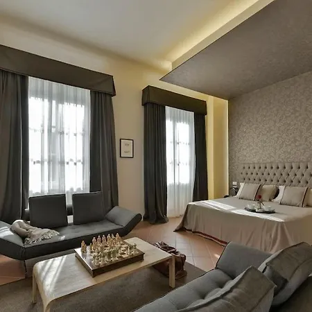 Luxurious Renaissance Flat In 아파트 *