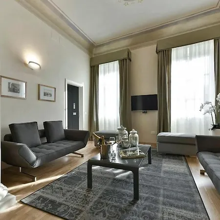 아파트 Luxurious Renaissance Flat In